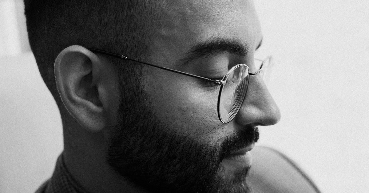 Dr. Ariosto Ribeiro de perfil, olhando para baixo, em preto e branco